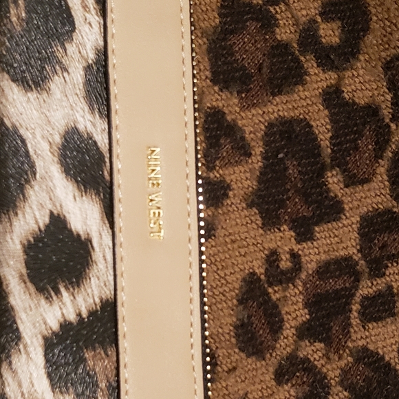 ❤Nine West Clutch.  Leopard Print used once. The zipper can be somewhat tricky. - Picture 3 of 9